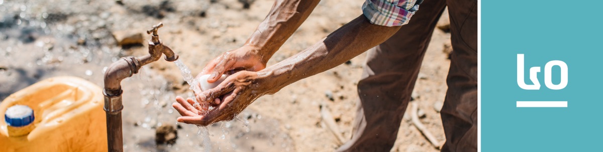 មេរៀនទី៤០។ បុរសម្នាក់កំពុងលាងដៃជាមួយសាប៊ូនិងទឹក។