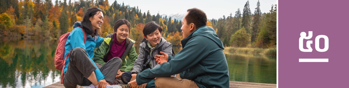 មេរៀនទី៥០។ ក្រុមគ្រួសារមួយអង្គុយនិយាយគ្នានៅក្បែរមាត់បឹងដ៏សែនស្អាត។