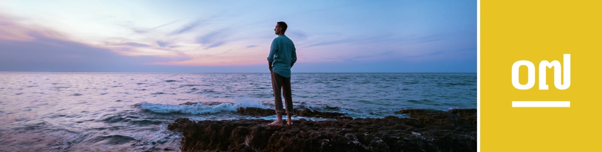 មេរៀនទី៧។ បុរសម្នាក់ឈរលើច្រាំងថ្មនាមាត់សមុទ្រ ហើយសម្លឹងមើលថ្ងៃរៀបលិច។