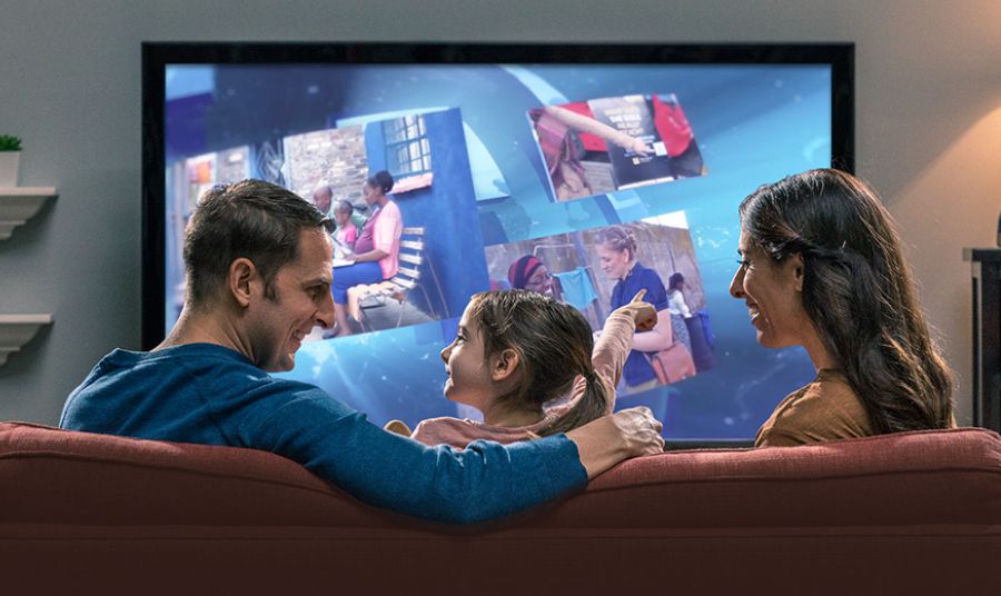 ក្រុមគ្រួសារមួយកំពុងមើលJWទូរទស្សន៍