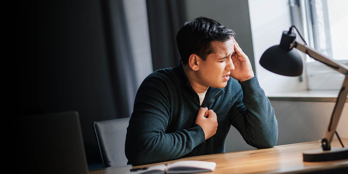 បុរសម្នាក់ដែលមានទុក្ខព្រួយគក់ទ្រូងរបស់គាត់កាលដែលគាត់កំពុងអធិដ្ឋាន។