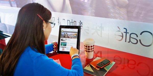 jw.org 웹사이트를 보고 있는 젊은 여자