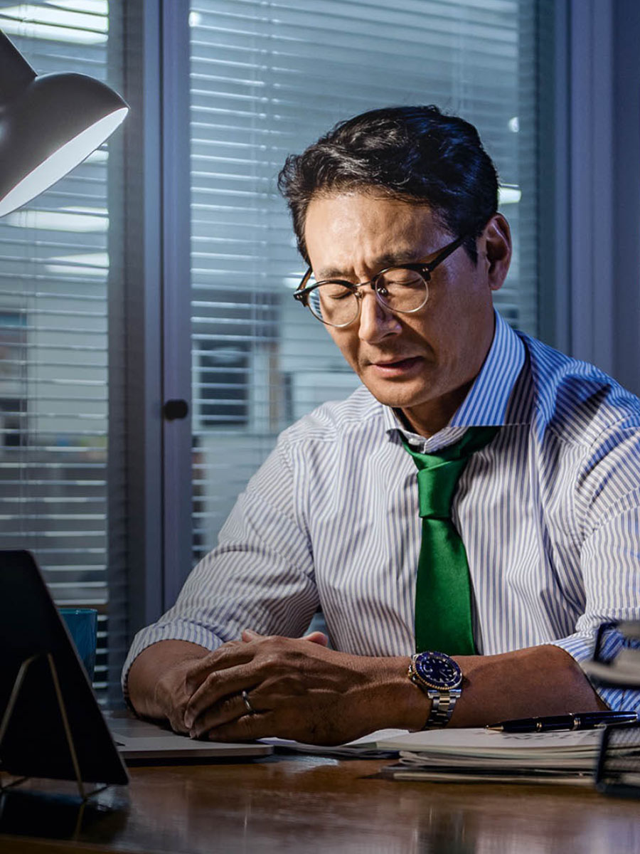 한 직장인이 사무실에서 기도하는 모습.