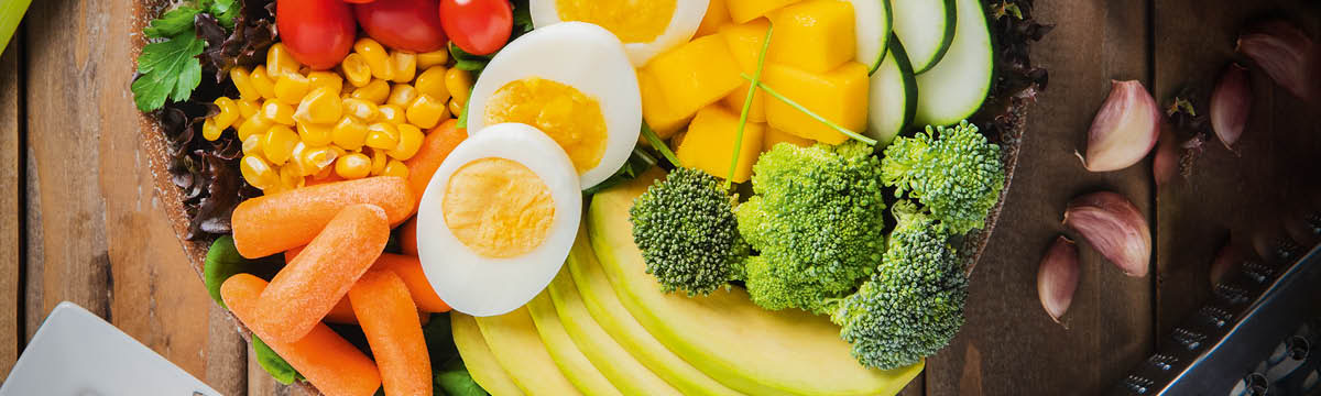 건강에 좋은 다양한 식품이 탁자 위에 놓여 있다.