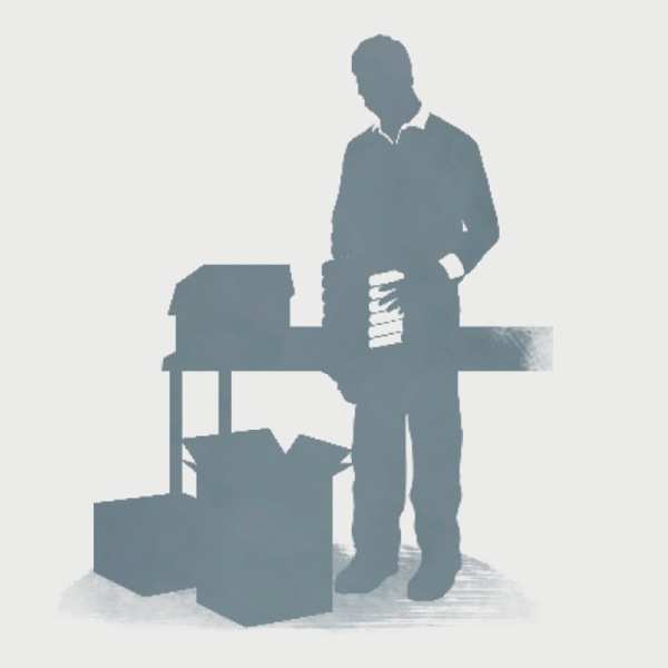 한 베델 가족 성원이 서적을 상자에 담는 장면