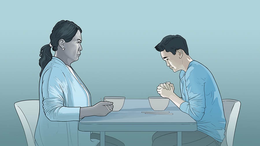 한 청소년이 증인이 아닌 어머니가 보는 앞에서 기도하기를 두려워합니다