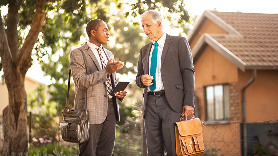 한 연로한 형제가 젊은 형제의 조언을 잘 듣는 모습