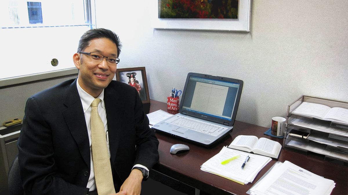 켄이 사무실에 앉아 있는 모습.