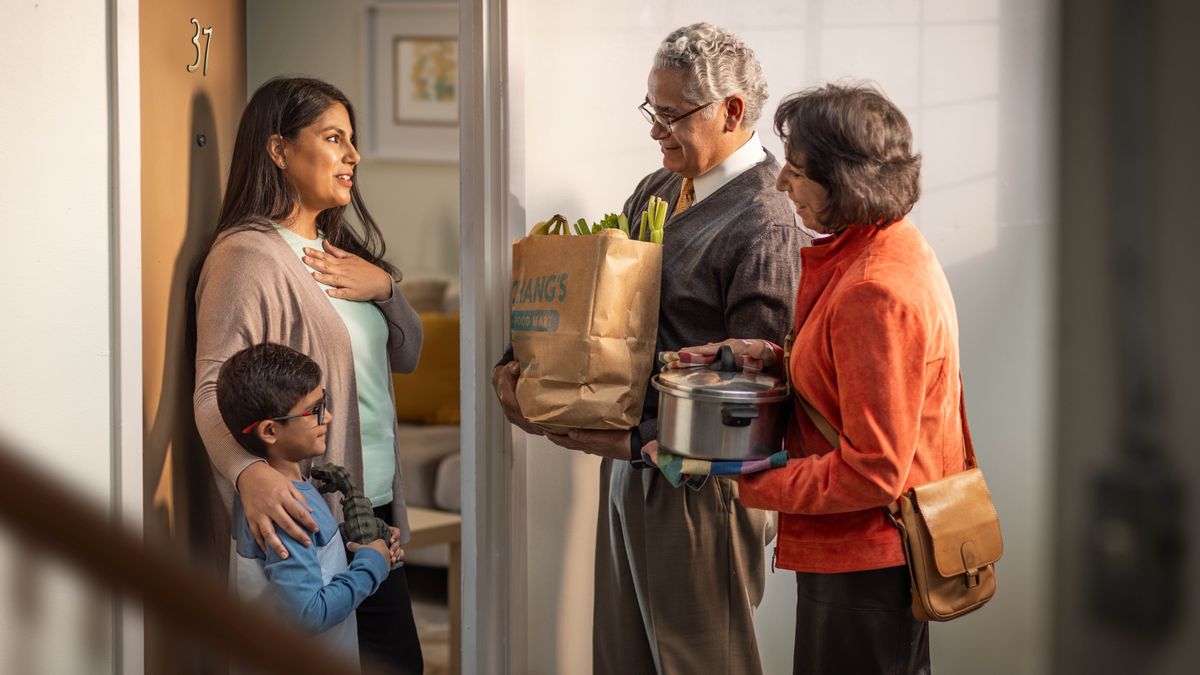 한 형제 부부가 식품과 따뜻한 음식을 가져다주자 그 여자와 아들이 고마워합니다.