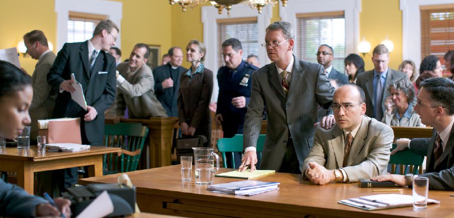 Unterschiedliche Reaktionen auf ein Gerichtsurteil: Ein Bruder, seine Anwälte und einige Zeugen Jehovas sehen betroffen aus. Die Außenstehenden freuen sich und gratulieren den Anwälten der Gegenpartei.