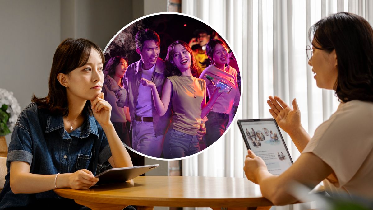 Eine Frau beim Bibelkurs. Während ihre Bibellehrerin spricht, sieht sich die Frau mit ihren Freunden beim Trinken und Tanzen in einem Nachtclub.