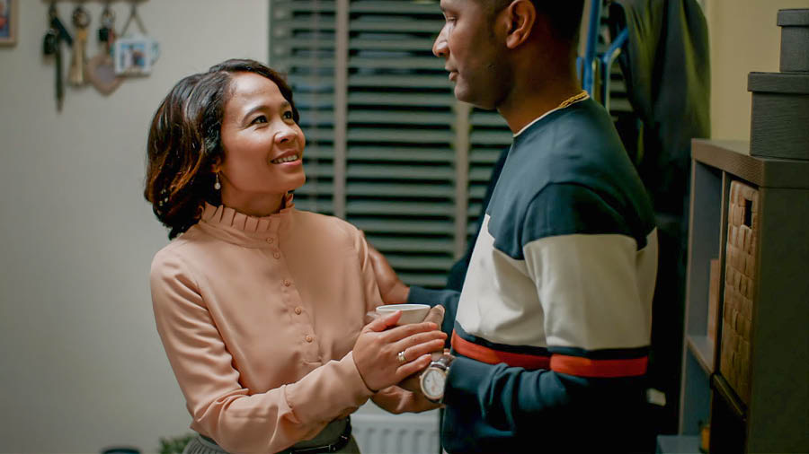 Ekifaananyi ekiggiddwa mu vidiyo, ‘Weeyongere Okwoleka Okwagala mu Maka.’ Nga bazzeeyo awaka oluvannyuma lw’olukuŋŋaana, mwannyinaffe awulira n’obugumiikiriza omwami we atali Mujulirwa era amukakasa nti amwagala.