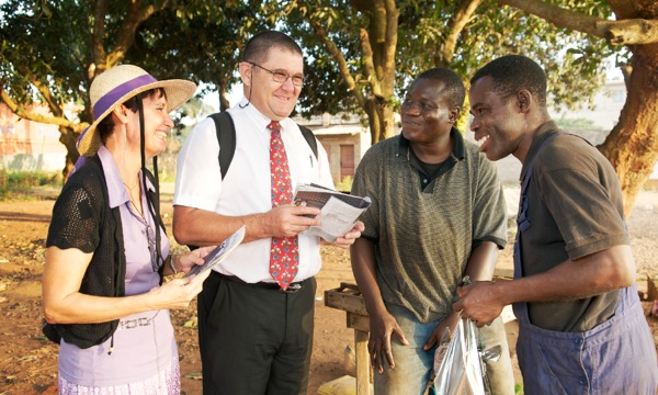 Katy ne Eric nga babuulira mu Benin