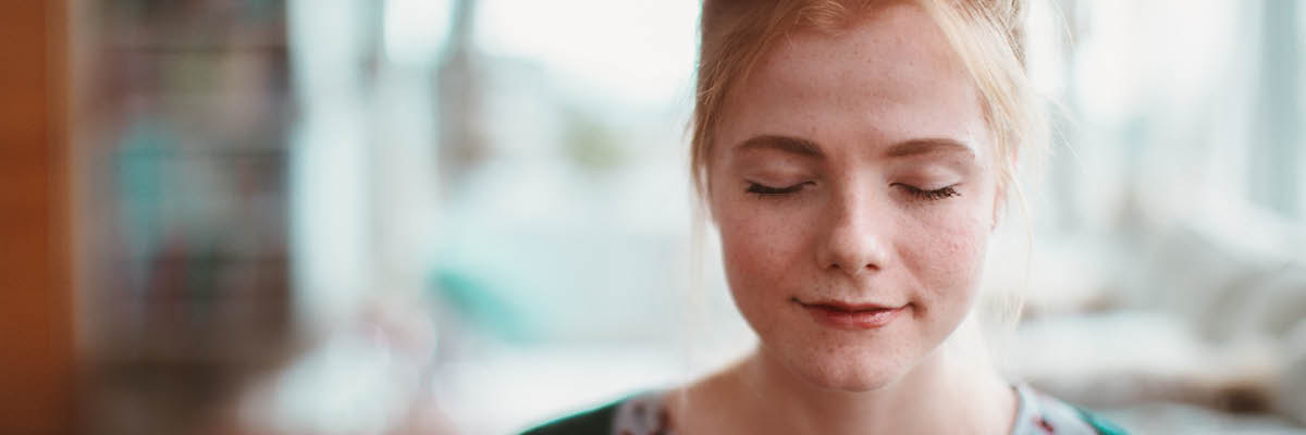 A young woman praying.