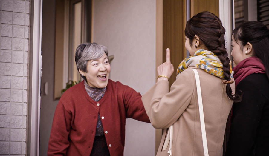 The pioneer and the other sister speaking to her Bible study the time they reach to her house to do her study.