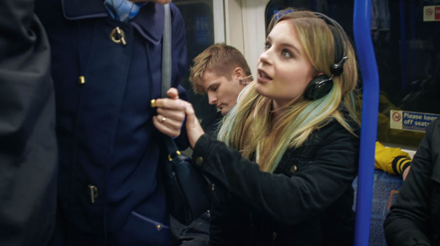 Picture from the video ‘Experience the Happiness That Come From Making Disciples​—⁠Improve Your Preaching Skills​—By Asking Questions. Jade giving her seat to one old ma on the train.