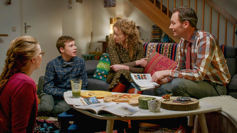 Picture from the video ‘Show Unfailing Love in Your Family.’ The family eating together and talking about points they learn from the meeting.