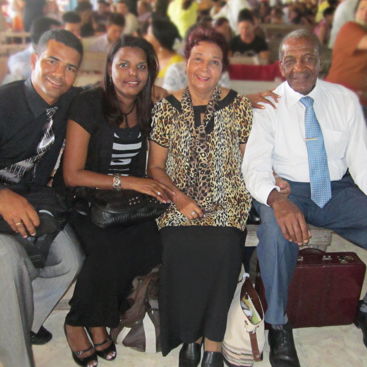 Gustavo na Emilia tangali vambo-i na mwani-u wa i-yana na manee.