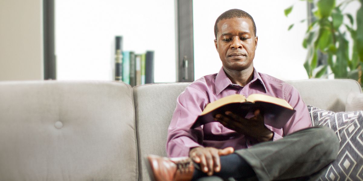 Mobali oyo azali kotánga Biblia