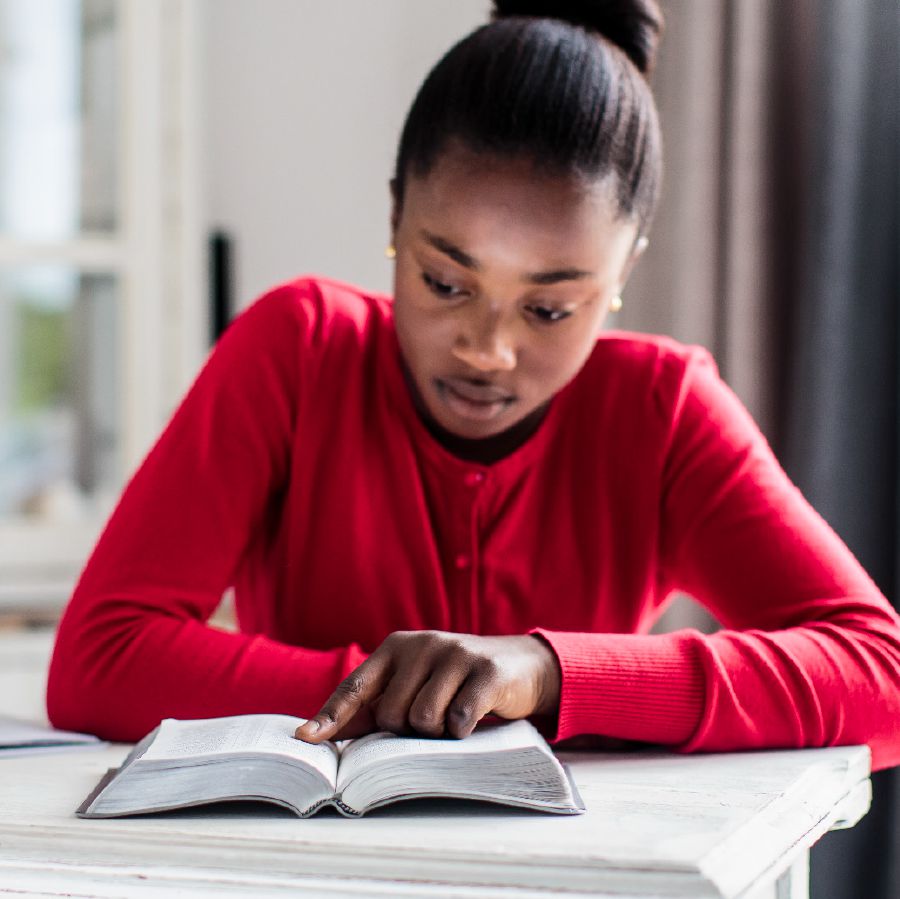 Elenge mwasi oyo azali kotánga Biblia