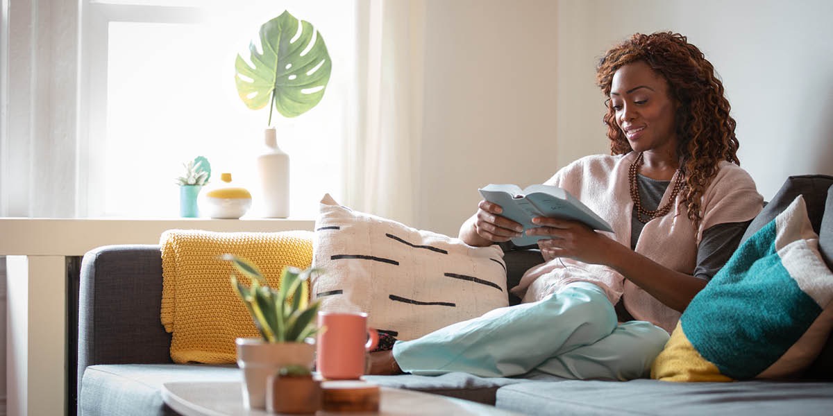 Mwasi moko afandi mpe azali kotánga Biblia.