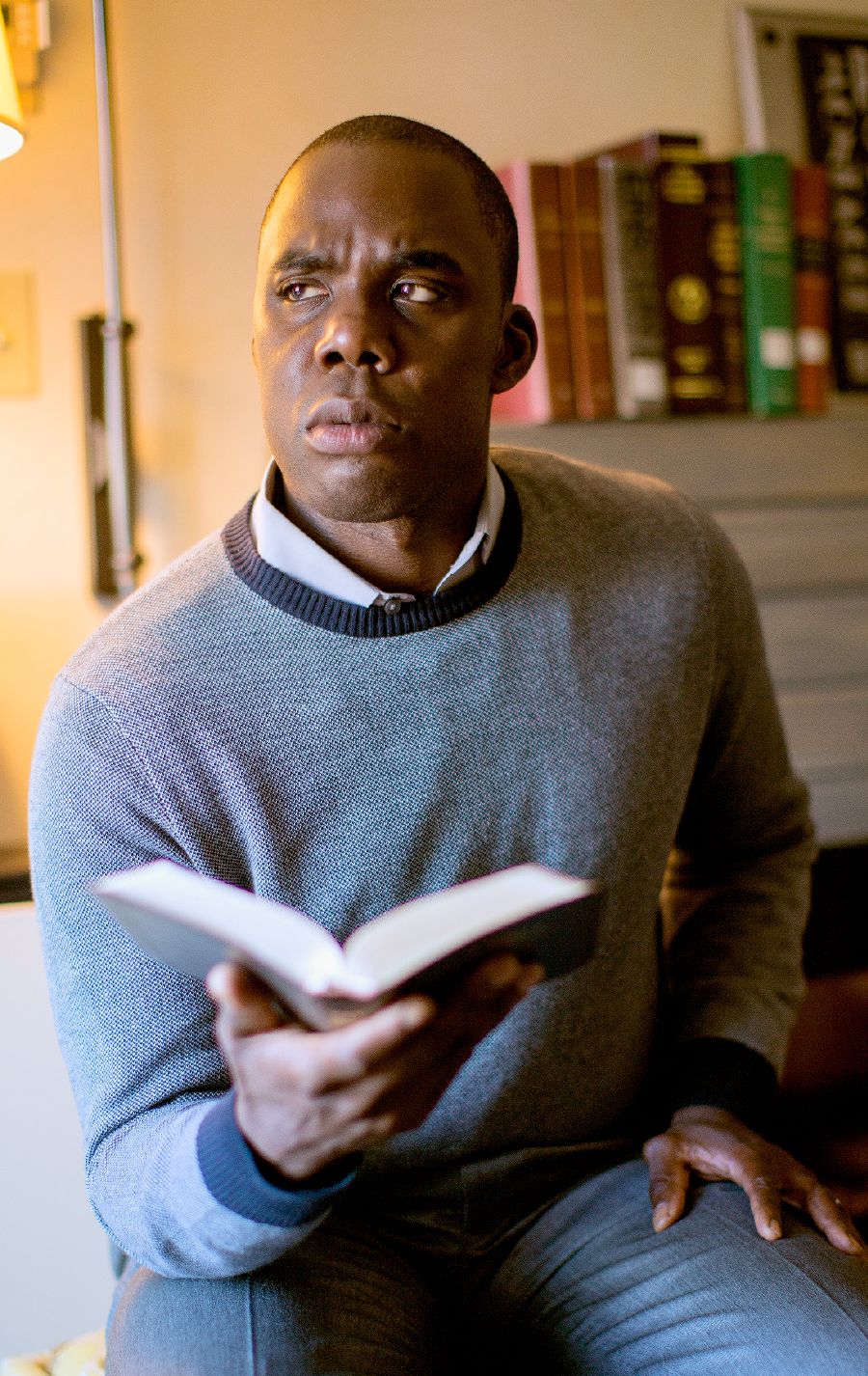 Mobali oyo asimbi Biblia mpe azali kotya ntembe