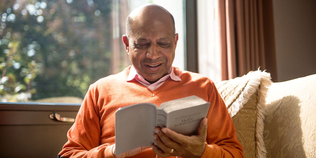 Mobali oyo azali kotánga Biblia