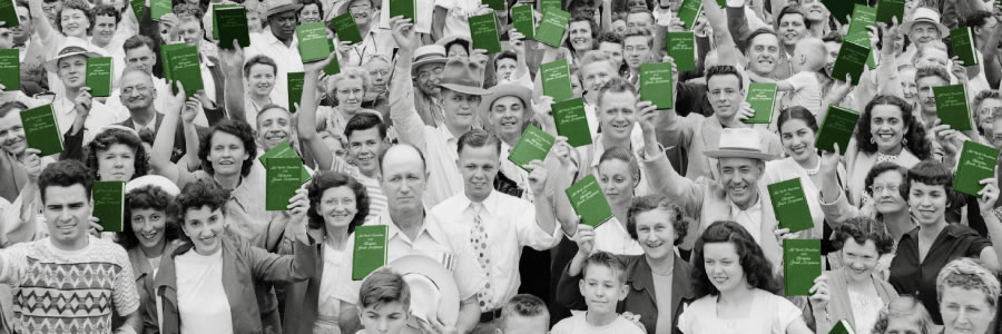 Grupė kongreso dalyvių iškėlę rodo Šventojo Rašto graikiškosios dalies „Naujojo pasaulio“ vertimo egzempliorius