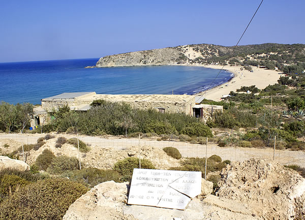 Sarakiniko įlanka. Paminklinė lenta tremtiniams atminti