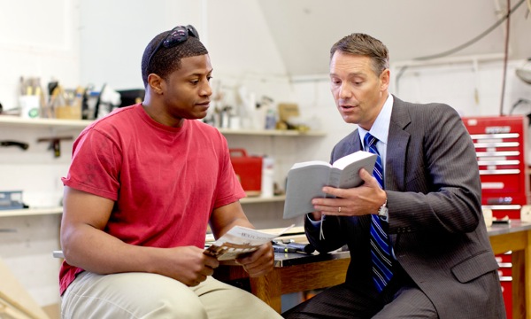 Antonas skaito Timui citatą iš Biblijos