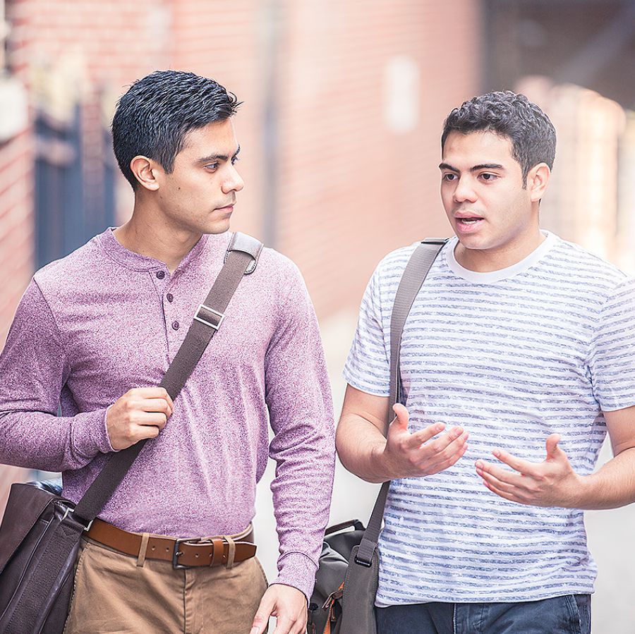 Krikščionis atidžiai klausosi, ką jam pasakoja tikėjimo brolis