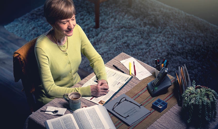 Sesė, klausydama sueigos telefonu, per maldą užsimerkia