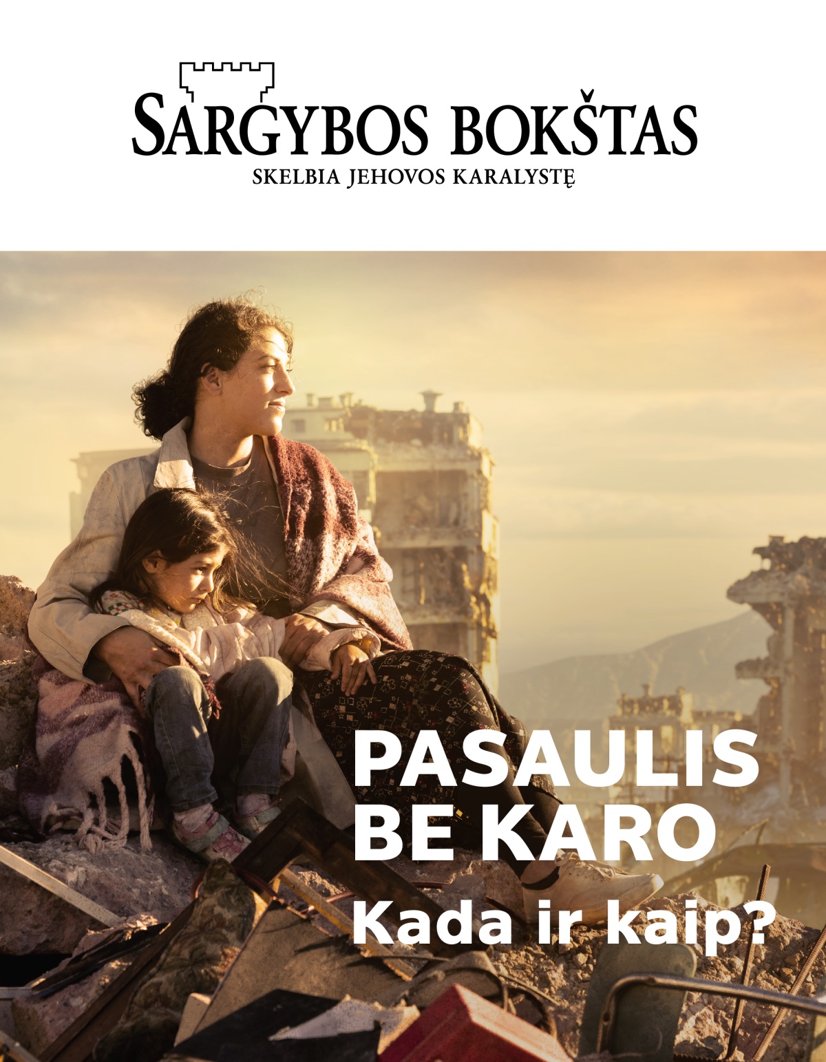 Mama, apsikabinusi dukrelę, sėdi ant griuvėsių krūvos karo nuniokotame mieste. Aplink – apgriauti pastatai.