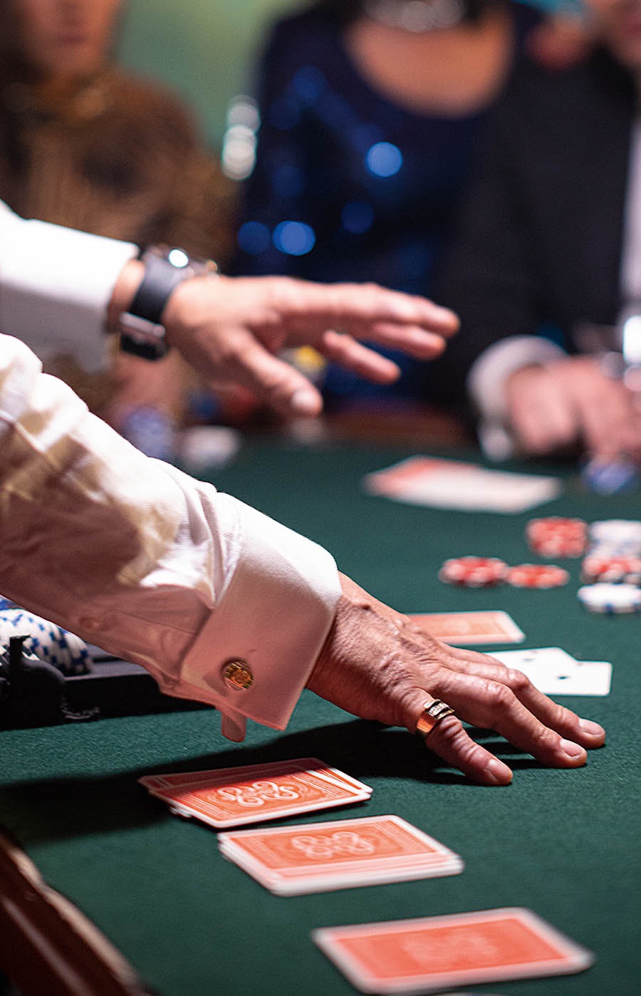 Muntu mukuabu wela karte ku mêsa mu nzubu wa manaya a makuta padi eku banayi batangila.