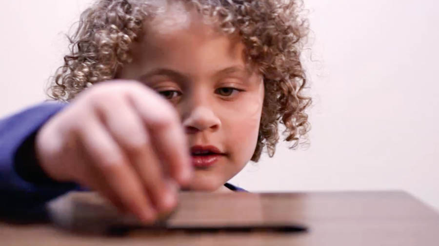 Foto wa mu filme wa ‘Dipa mu tshianza bua kupesha Yehowa.’ Kana ka bakaji kela makuta mu kashete ka mapa ku Nzubu wa Bukalenge.