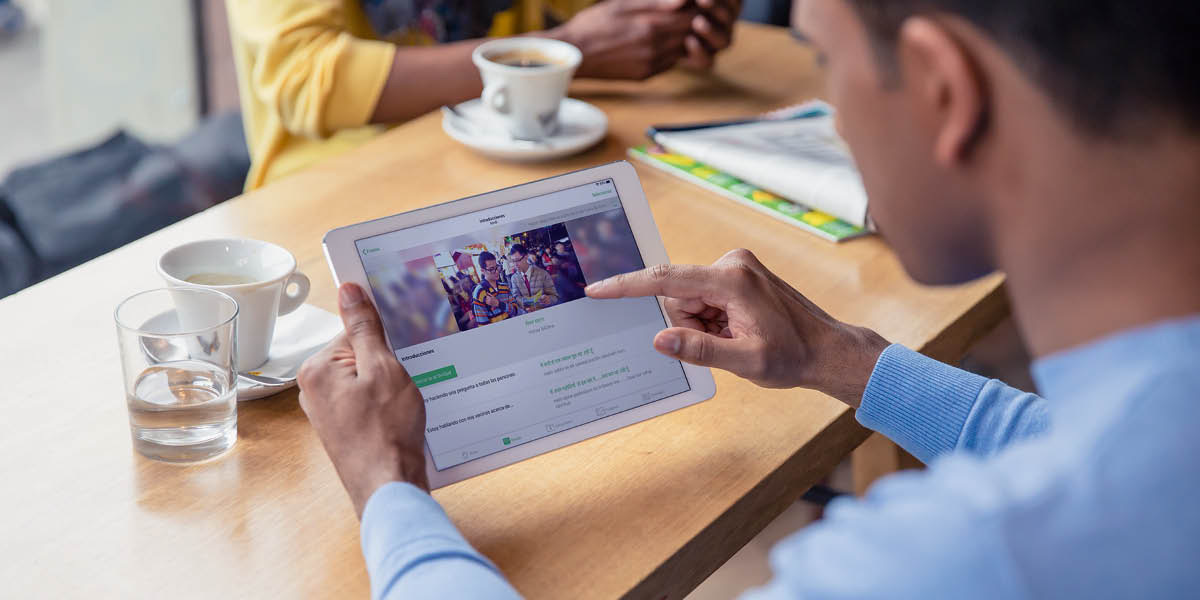 Muanetu wa balume wenza mudimu ne programe wa ‘JW Language’ mu tablete wende.