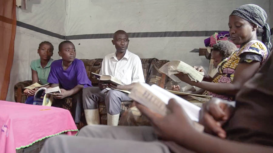 Bimfuanyi bia mu filme wa ‘Ibaka nzubu washalaku kashidi​—kuba bana bebe ku ‘malu mabi.’’ Baledi ba mu Afrike babala imue mvese ya mu Bible ne bayukidilangana ne bana babu.