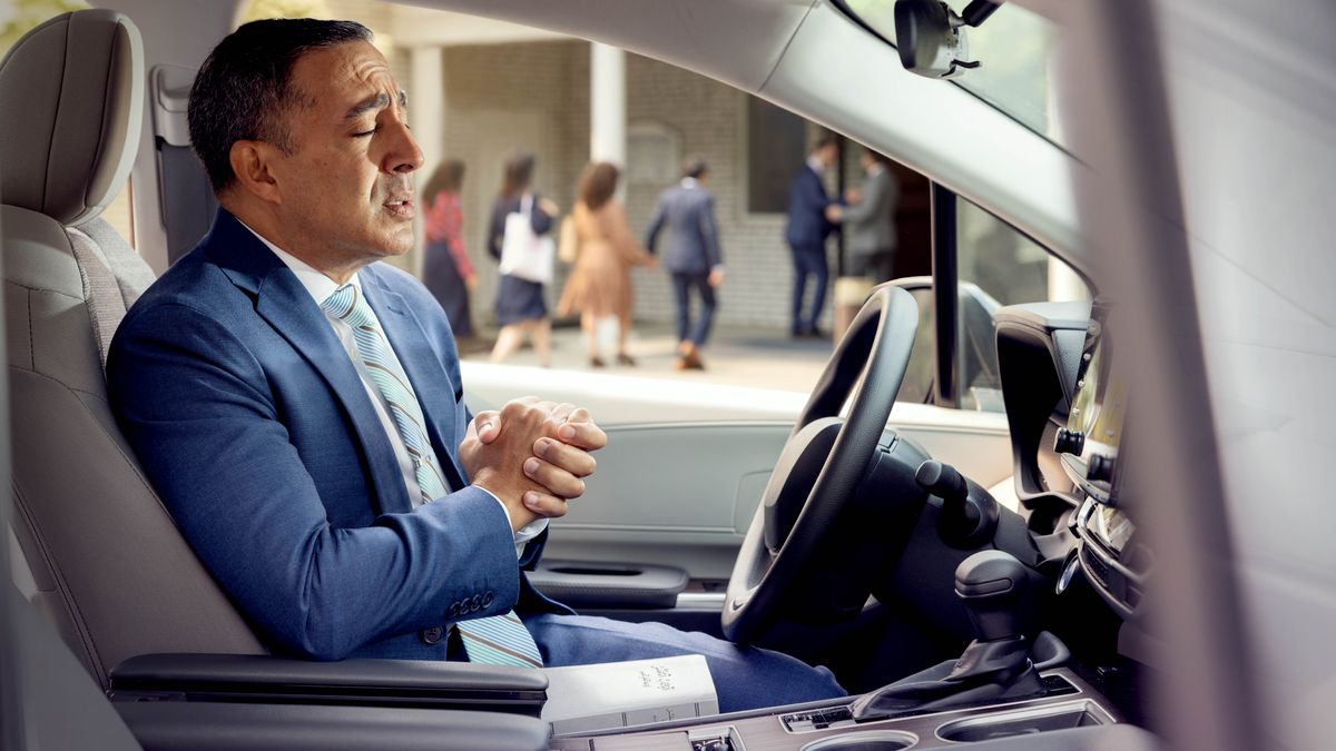 Muntu udibu bipate usambila mu mashinyi kumpala kua kubuela mu Nzubu wa Bukalenge.