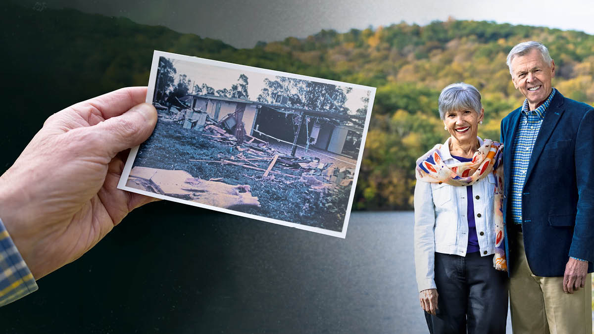 Peter mukuate foto wa Nzubu wa Bukalenge ku bianza, uvuabu babutule kudi bombe. Foto mukuabu uleja Peter ne Sue bimane ne disanka.