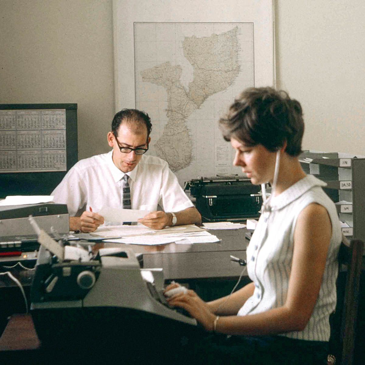 Keith ne Anne mu biro benza mudimu pamue.