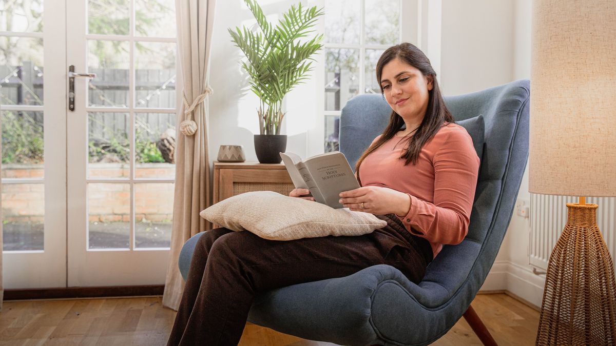 Muanetu wa bakaji au ubala Bible.