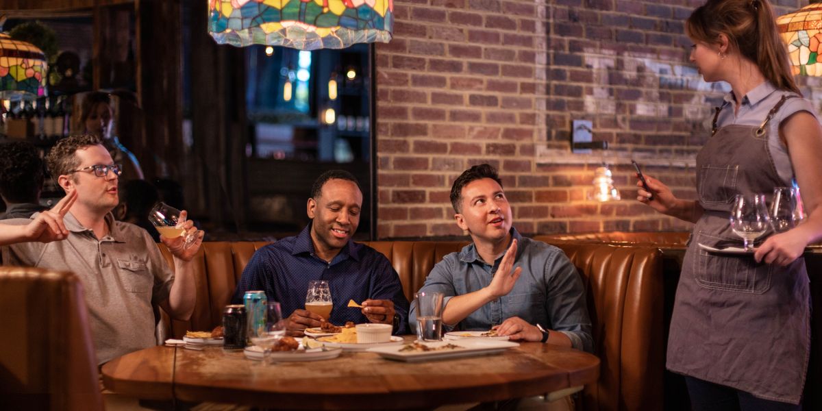 Bana betu ba balume basatu badia mu restoran. Umuepele unua tuluvu tudi katuyi tukuata; bakuabu babidi banua maluvu adi akuata. Balomba muena restoran maluvu makuabu, kadi muanetu wa balume udi unua tuluvu tudi katuyi tukuata ubenga kulomba tukuabu ne bukalanga buonso.