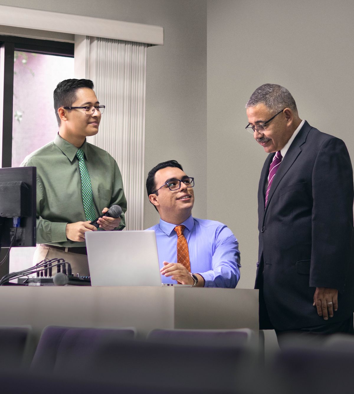 Mukulu uteleja bana betu ba balume babidi batshidi ba nsonga padibu bamumvuija mutubu bakuate mudimu ne biamu bia kuleja nabi bindidimbi mu Nzubu wa Bukalenge.