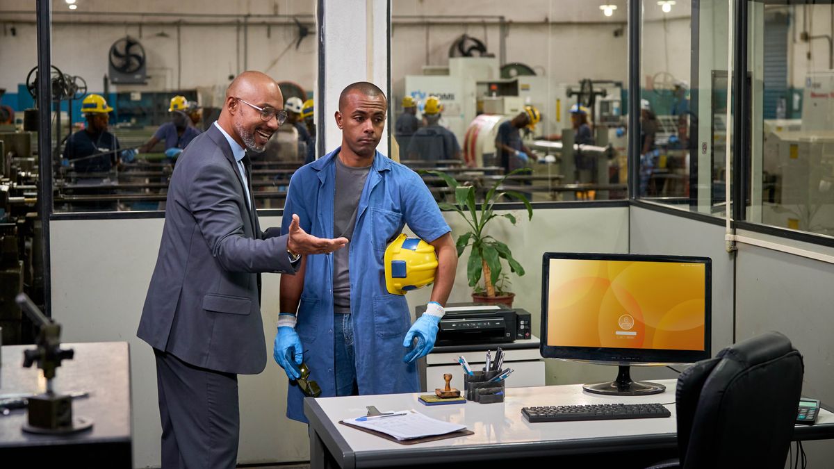 Muanetu wa balume muikale ne tshifulu, muvuale bilamba bia mudimu. Mfumuende mubuele nende mu biro mudi kamuyi muntu, umuambila bua kumubandisha muanzu.