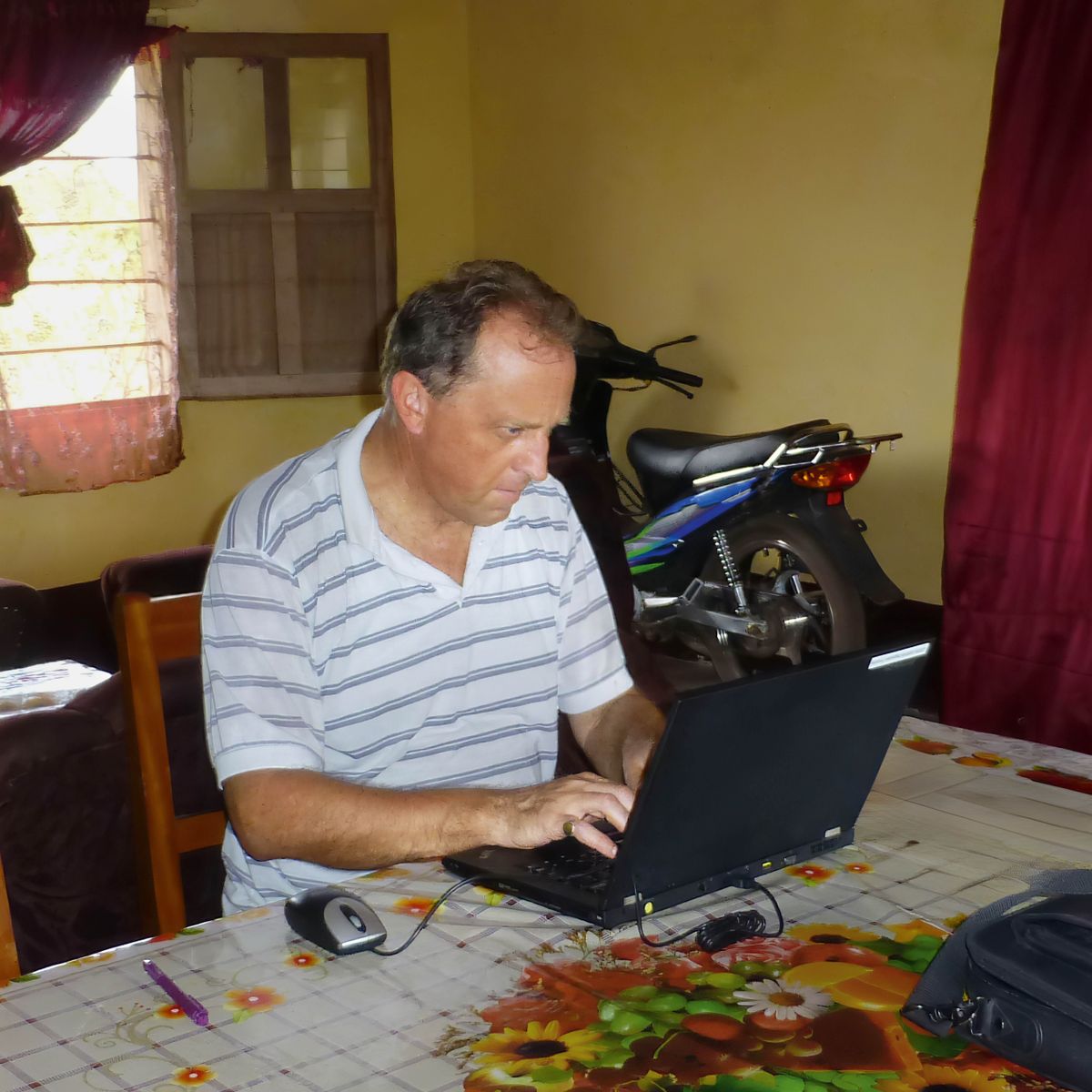 Franco ufunda mu ordinatere.