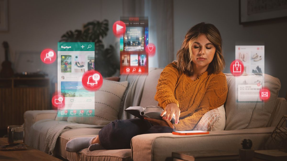 Muanetu wa bakaji ukeba kubala Bible eku upeta mesaje afumina muaba wa dipetelangana ku Enternete, mu programe utuye utangidila filme, ne muaba utuye usumbila bintu ku Enternete. Bionso abi bimubueja mu ditanaji.