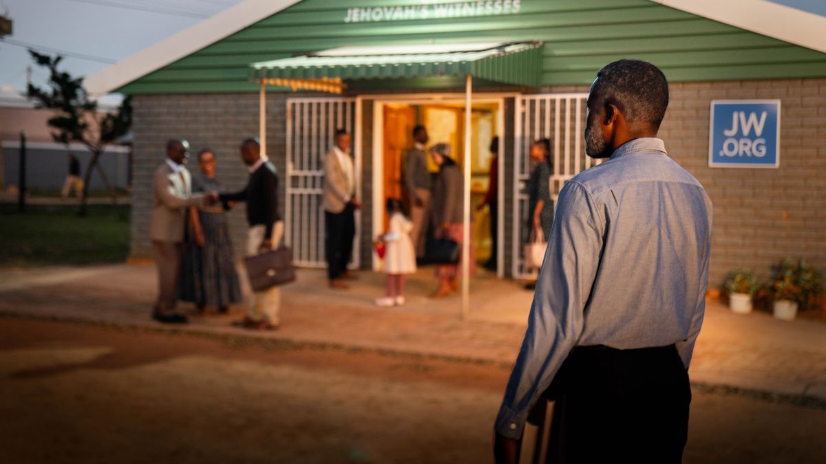 Tatu ukadi mukulakaje mukuate Bible ku bianza, muimane pabuipi ne Nzubu wa Bukalenge. Mmutangile mudi bena Kristo netu belangana muoyo ne disanka padibu bafika ku Nzubu wa Bukalenge.