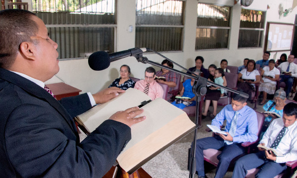 Mitdel Hawrawpa ziak a Bible hmangin Julio Cario-a’n Jehova Thuhretute kohhranah thu a sawi