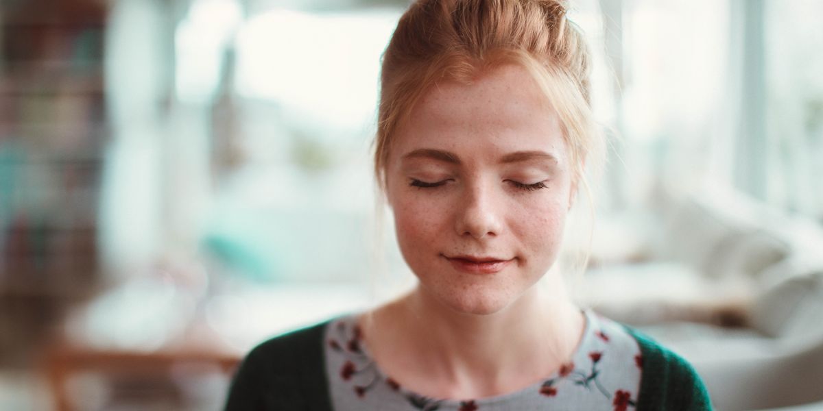 Jauna sieviete aizvērtām acīm lūdz Dievu.