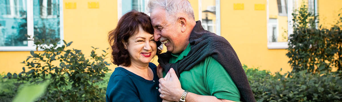 Laulāts pāris gados apkampjas.